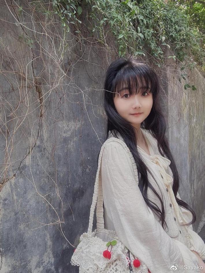Sayako今年4岁微博：摄影家眼中的我，大家好奇萌照片原图送上。