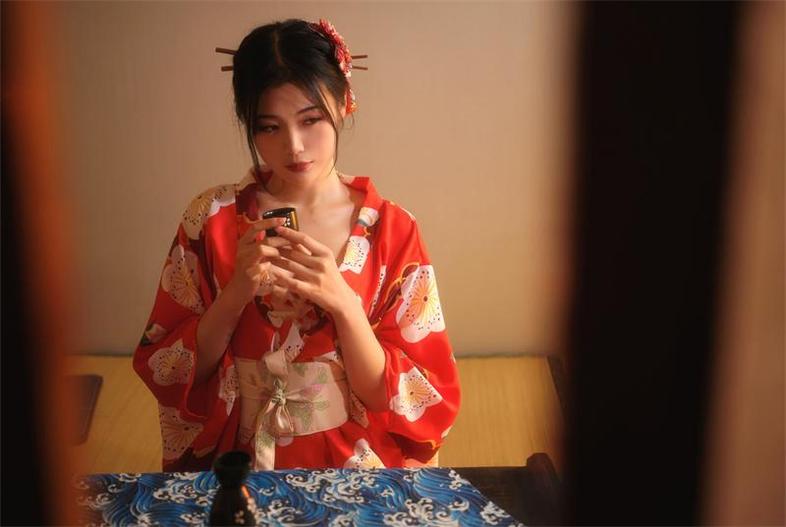 「专业级cos！」一米八的大梨子暖饱展现完美的化妆技术