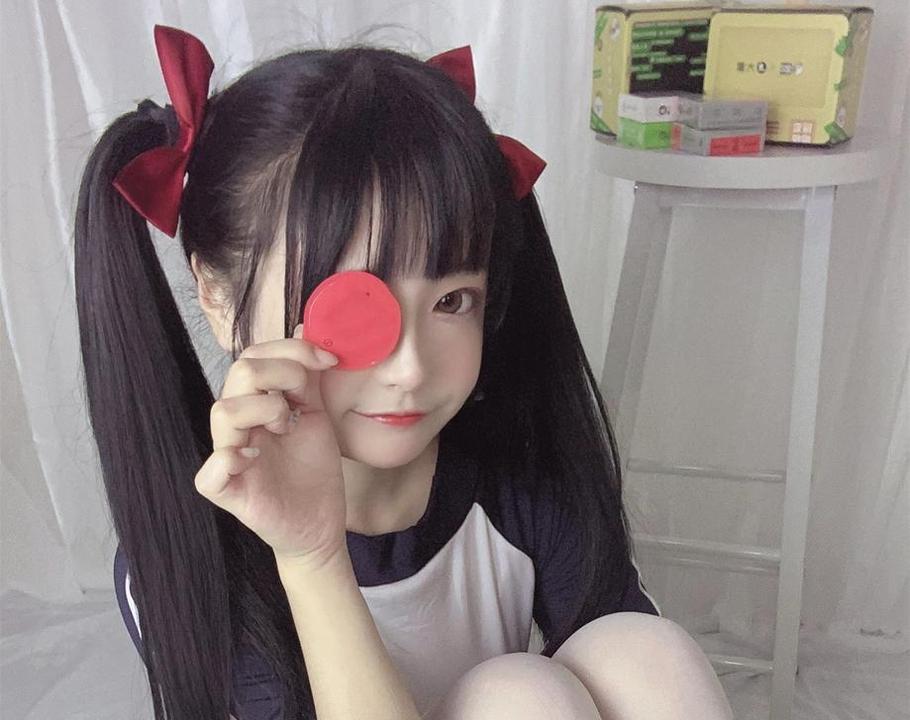 佳佳好难啊巫女服是cos，挑战视觉和灵魂的多重角色演绎，让你爱不释手