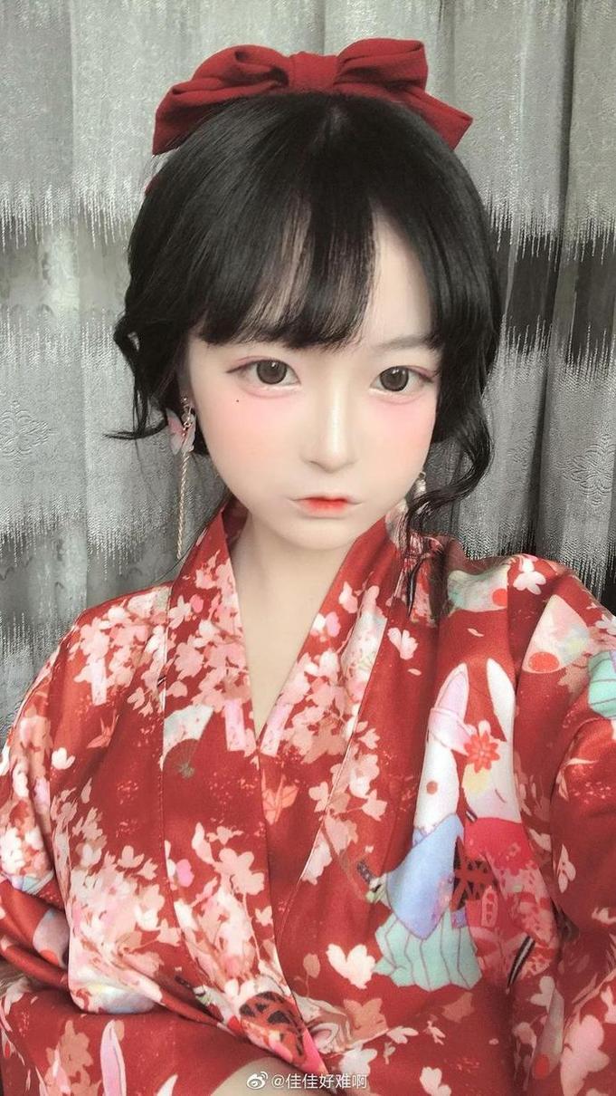 意气风发的佳佳酱吃鸡舞，向你展现华丽cos世界。