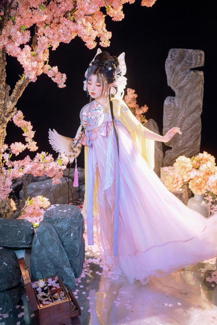 这个coser的摄影技巧简直是神乎其神。调侃网喵小吉的作品都是艺术品