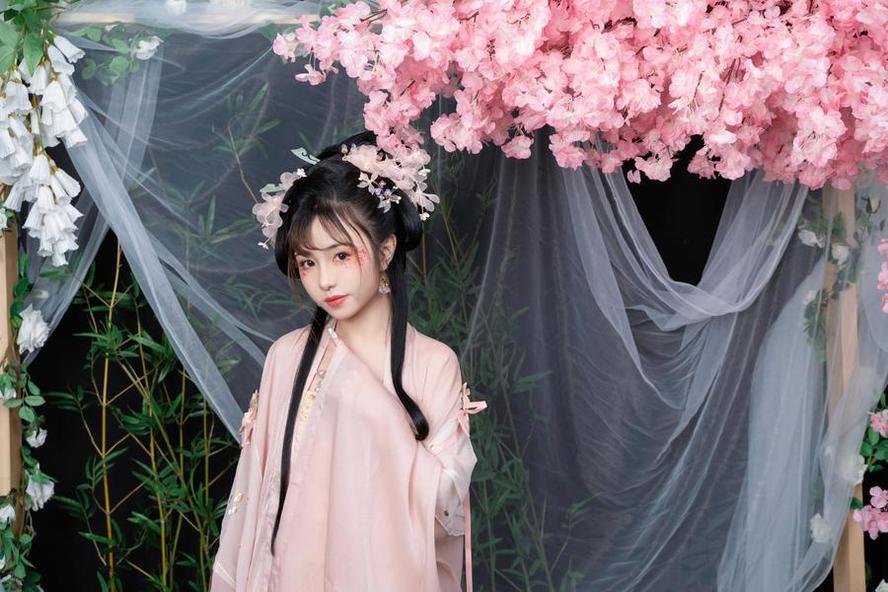 爆裂少女喵小吉的精选原图，舞步奇妙且神韵流转