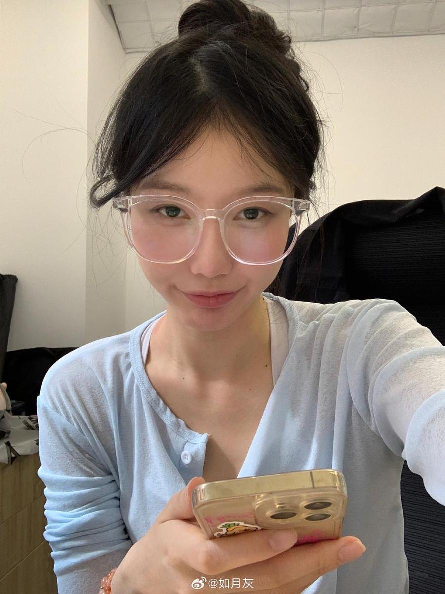 如月灰竞泳高清图，精致呈现代表之美