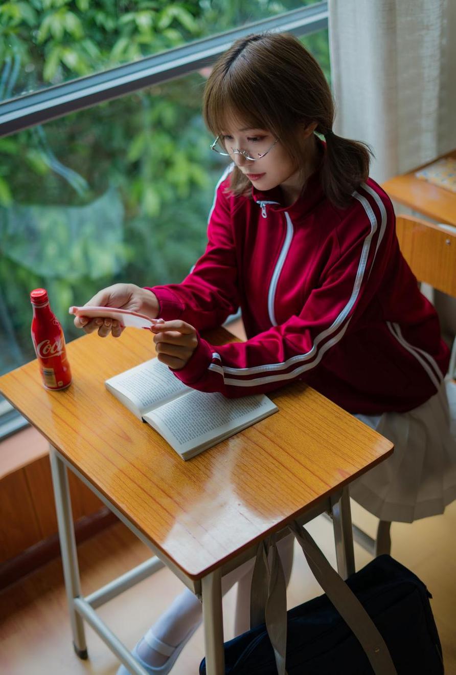 手捧小仓千代wins美图，感受霓虹少女的神秘魅力