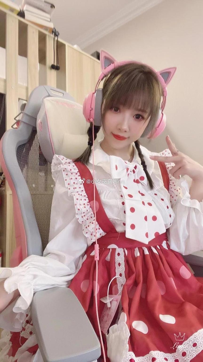 小女巫露娜亚马逊黑蟒蛇：高清图包中的神秘美人。