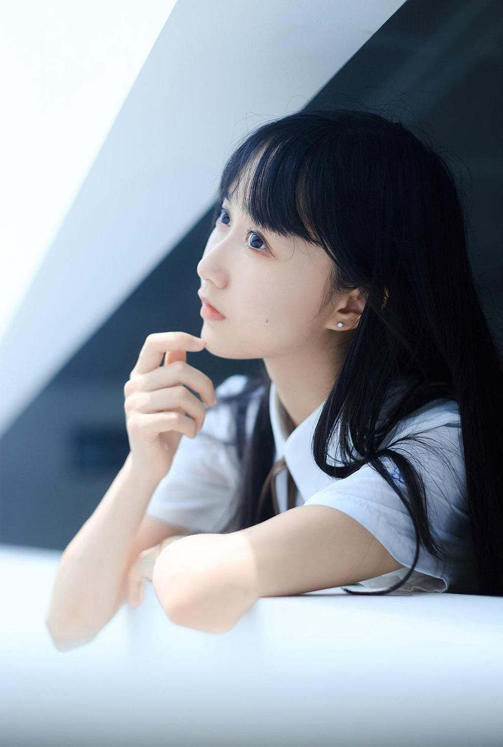 木绵绵owo作品免费：璀璨星空下的霓虹光影合集。