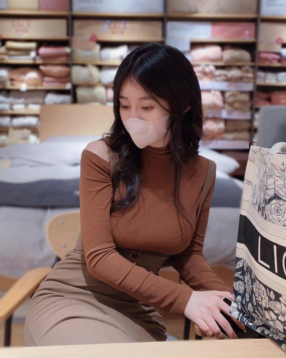 白银81免费更新频繁，每日数张高清cos美图