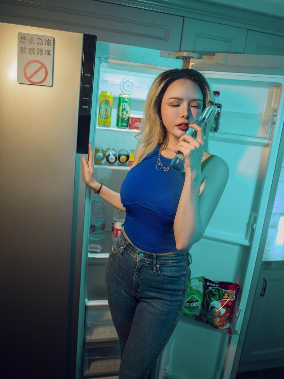 浪漫唯美，秋与柯基白枪呆的美图让每个心灵都浸润在爱的温暖中。