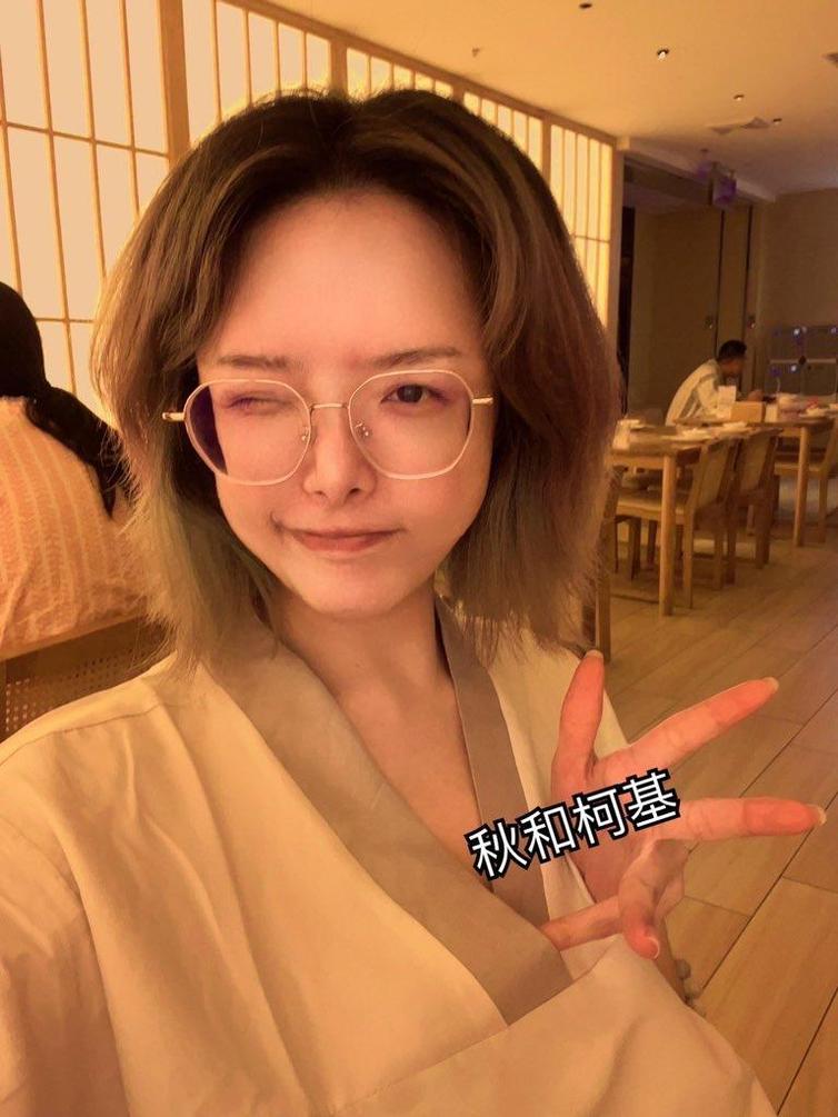 秋和柯基免费图暖香浓，以照片表现秋季深情厚爱。