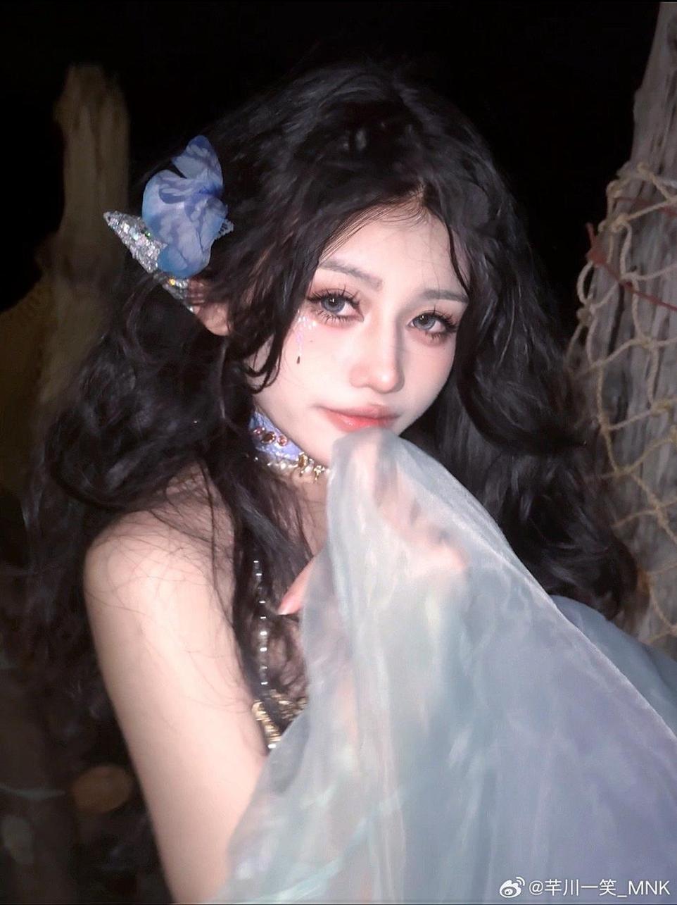 芊川一笑最新照，尽显美少女的迷人风姿