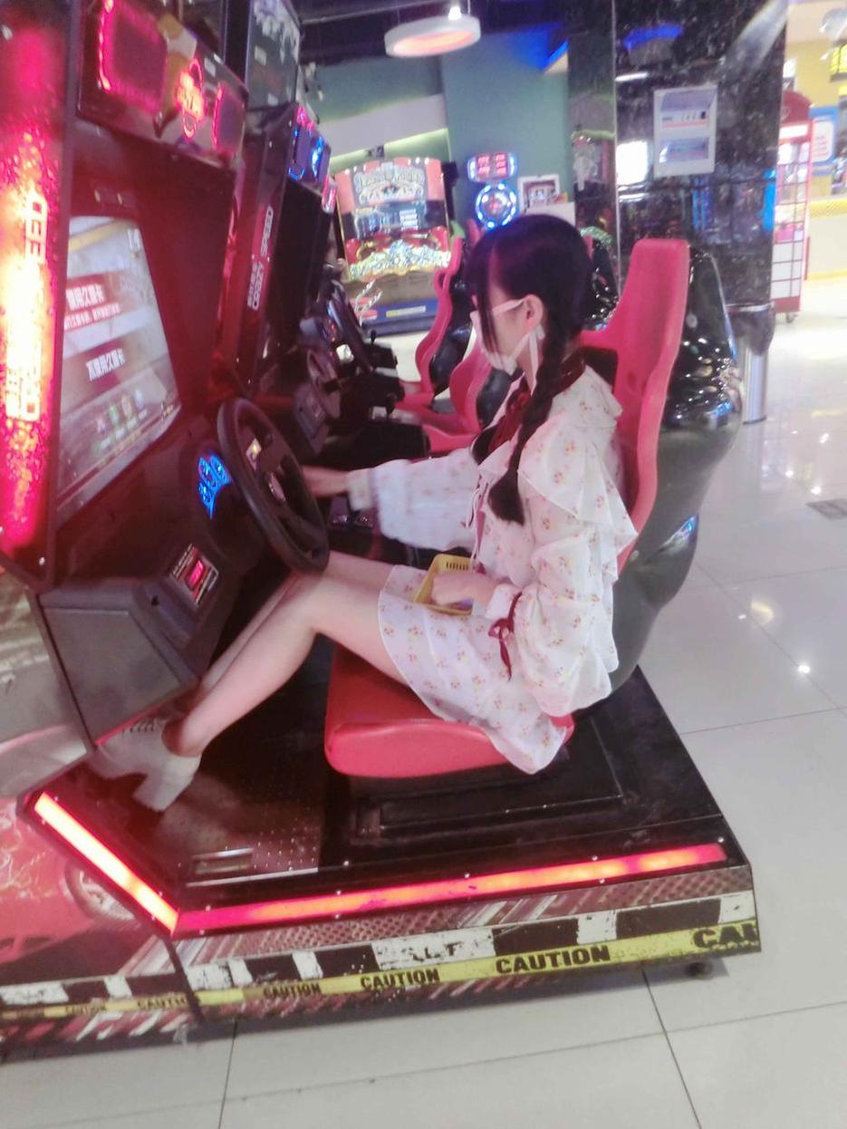 赛高酱定制黑色旗袍，樱花树下的唯美摄影之旅