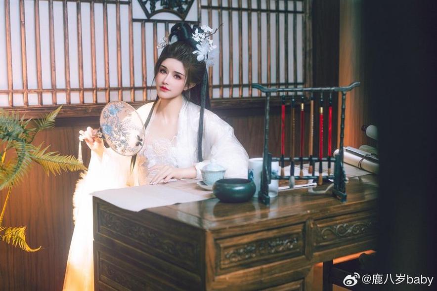 鹿八岁魅魔cos作品：百变风情诠释经典